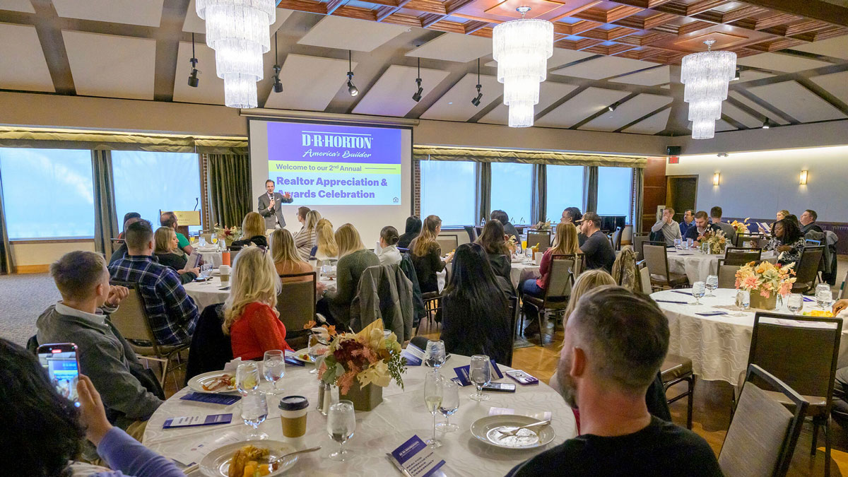 Motivational keynote speaker Larry Weaver presenting to real estate professionals at the Des Moines Golf and Country Club in Iowa